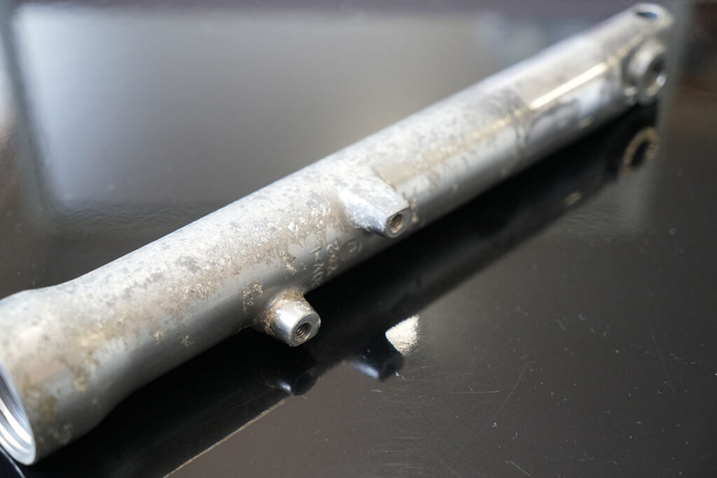 腐食したビラーゴ４００のフロントフォークアウターチューブ