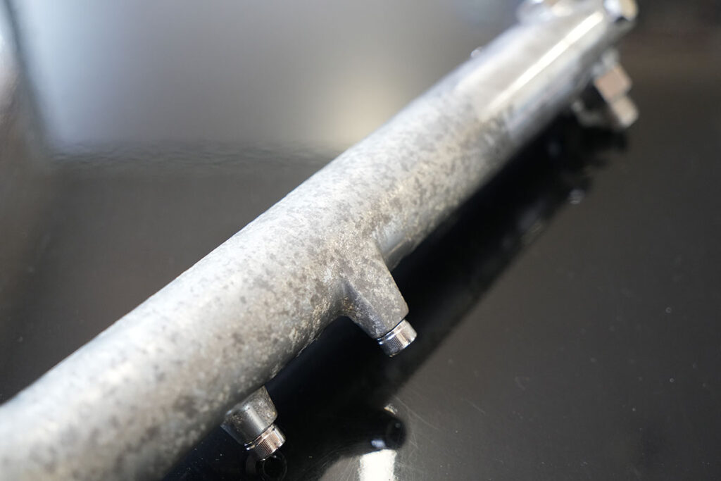 部品のネジ穴をボルトで塞ぎます