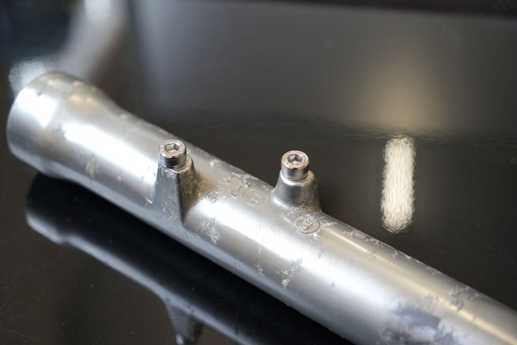 こちらもネジ穴をボルトで塞いでからブラスト処理をします