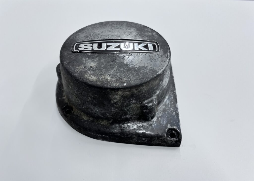 GT380　腐食して汚れたダイナモカバー
